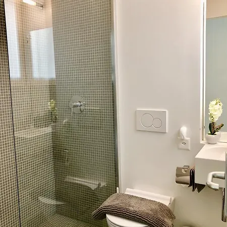 Contemporary Lake View Apartments *