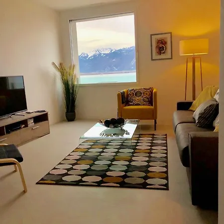 Contemporary Lake View Apartments Apartment *